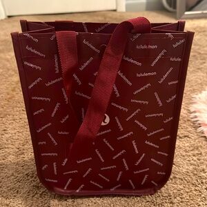 purple/red Lululemon bag.
3$